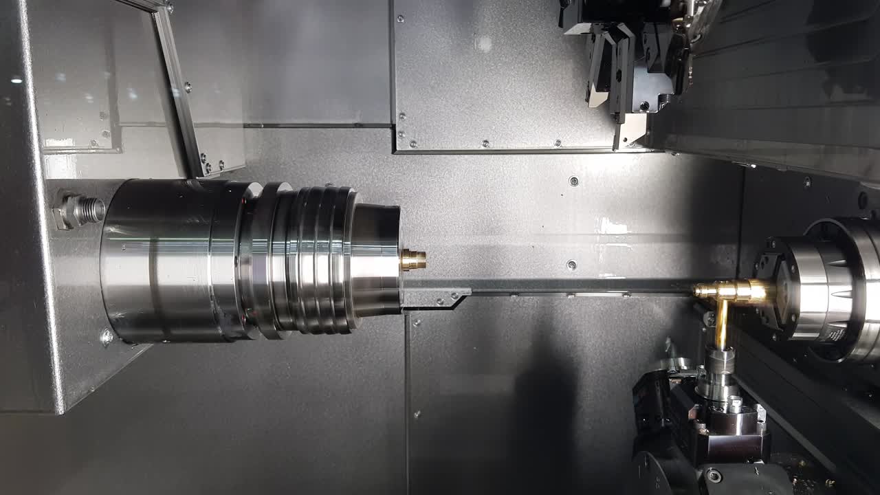 lavorazione dei metalli macchina di fresatura cnc. taglio del metallo tecnologia di lavorazione moderna.