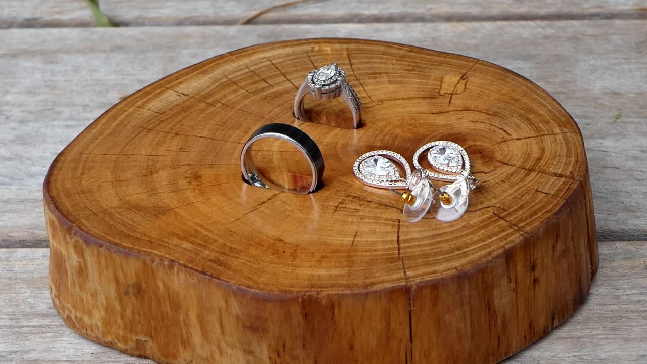 결혼이나 약혼 반지의 근접 촬영 샷