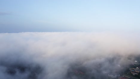 vliegen over wolken