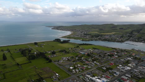 Pequeña-Ciudad-Costera-De-Riverton-En-Nueva-Zelanda,-Vista-De-Drones-A-Gran-Altura