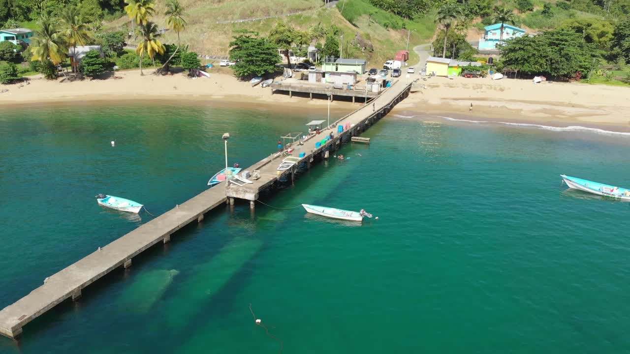 las rayas viven debajo de este embarcadero en el pueblo de pescadores estilo de vida relajado de pesca para ganarse la vida en parlatuvier, tobago