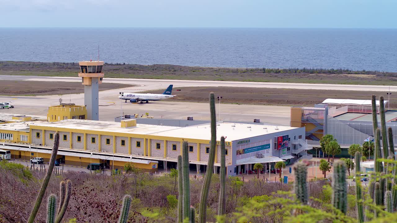 제트블루 비행기가 카리브해에 기반을 둔 하토 공항에서 이륙하고 있습니다.