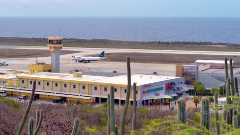 JetBlue-airplane-lifting-off-from-the-Caribbean-based-Hato-Airport,-in-Willemstad-Curacao