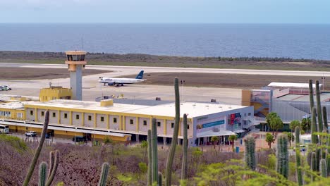 avión jetblue despegando desde el aeropuerto caribeño de hato, en willemstad curacao