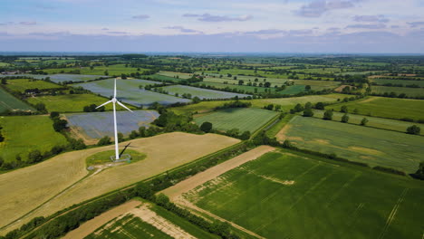 Imágenes-De-Ariel-De-La-Turbina-Eólica-Y-La-Hermosa-Campiña-Inglesa-En-Northamptonshire-Con-Un-Impresionante-Horizonte