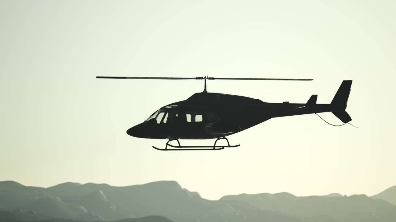 helicóptero volando en cámara lenta extrema y cielo al atardecer