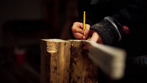 Ein-Mann-Verwendet-Einen-Zollstock,-Um-Das-Holz-Abzumessen-Und-Zu-Markieren---Nahaufnahme