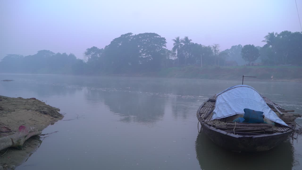 hay barcos amarrados al río al amanecer del invierno
