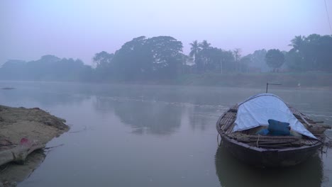 Hay-Barcos-Amarrados-Al-Río-Al-Amanecer-Del-Invierno