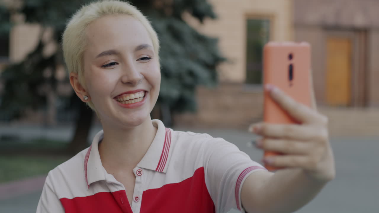 mujer tomando selfies al aire libre
