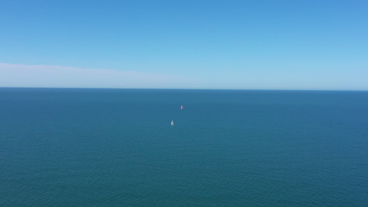 멀리서 볼 수 있는 항해 보트, 공중 촬영, 은 날, 지중해 연안, 프랑스