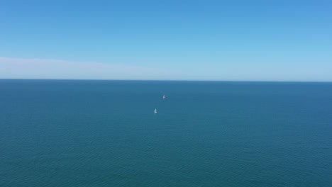 Barcos-De-Vela-Desde-La-Distancia-Toma-Aérea-Día-Soleado-Costa-Mediterránea-Francia