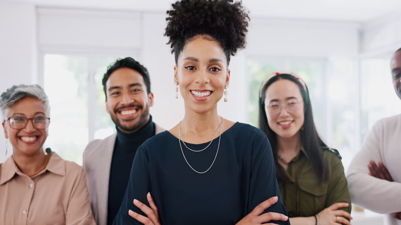 negocios, mujer negra brazos cruzados