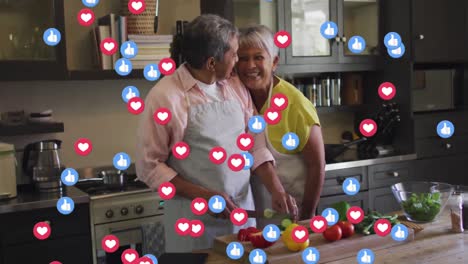 Animación-A-Las-Redes-Sociales-Les-Gustan-Y-Aman-Los-íconos-Sobre-Una-Pareja-Mayor-Cocinando-Juntos-En-La-Cocina