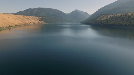 Vista-Aérea-De-Kayaks-En-El-Agua-En-El-Pintoresco-Lago-De-Montaña-Wallowa-Oregon