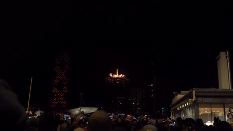 Drohnen--Und-Lichtshow-Feier,-Die-Am-Nachthimmel-In-Amsterdam-Stattfindet