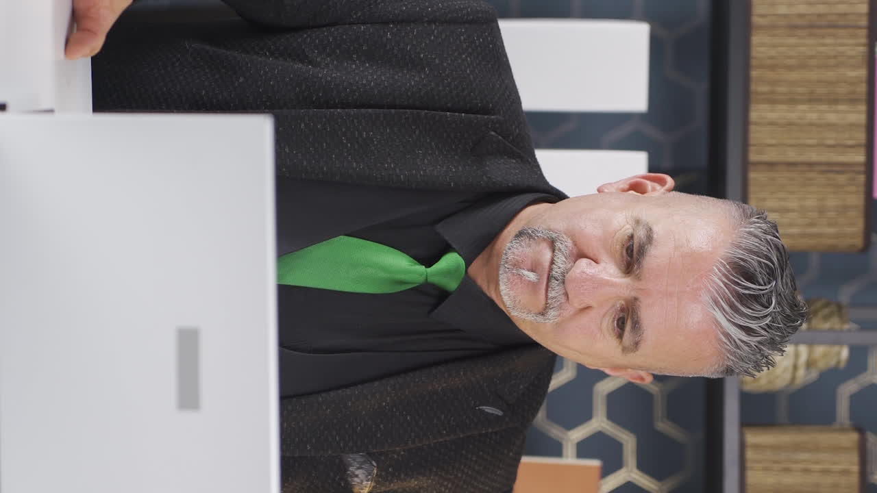 긴장하고 스트레스를 받는 사업가의 수직 비디오가 생각하고 있습니다.