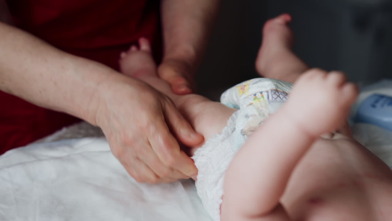 Assistente che esegue esercizi di mobilità con un bambino.