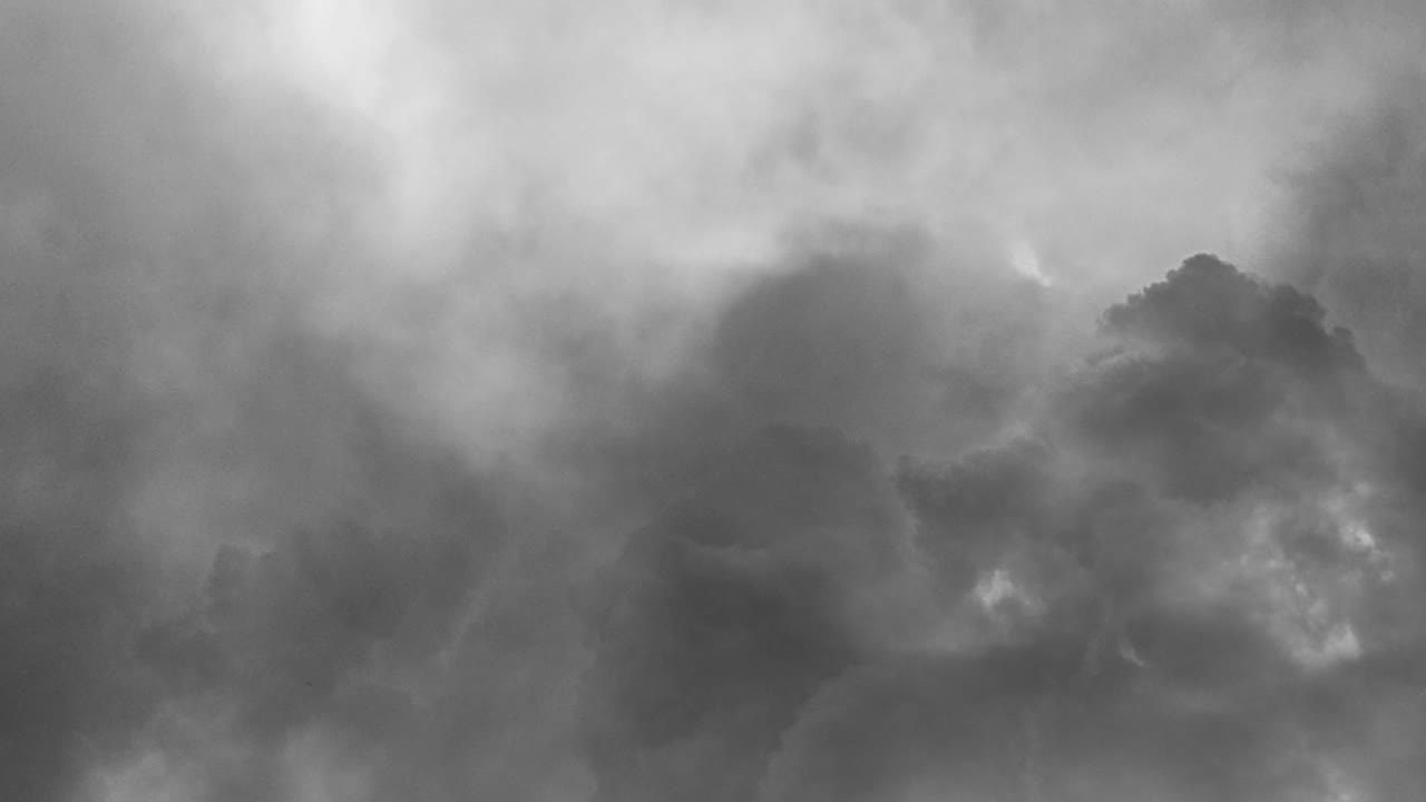 어두운 적란운과 뇌우의 전망
