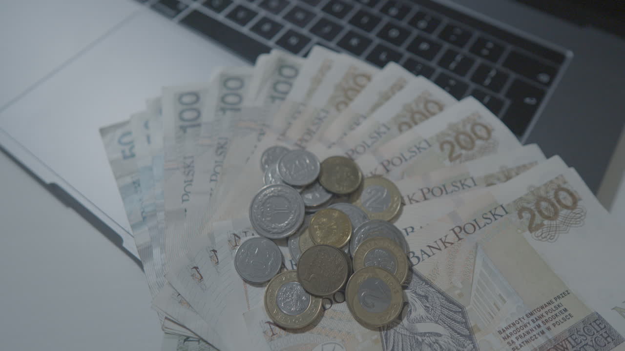 노트북의 배에 쌓인 지폐와 동전을  ⁇ 고,  ⁇  아웃하고 슬로우 모션