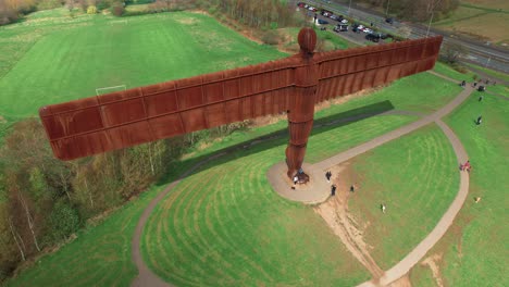 vista aérea del ángel del norte, popular atracción turística en gateshead, inglaterra, reino unido