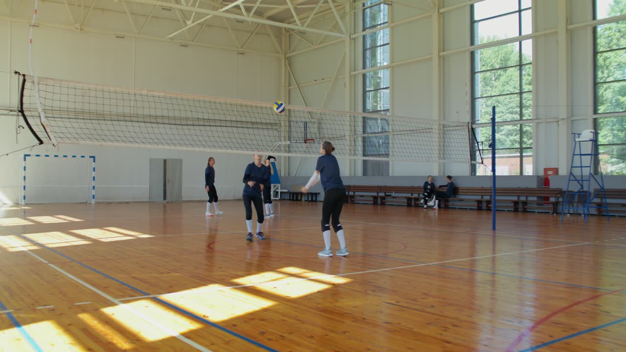 Volleyballkamp i et fitnesscenter