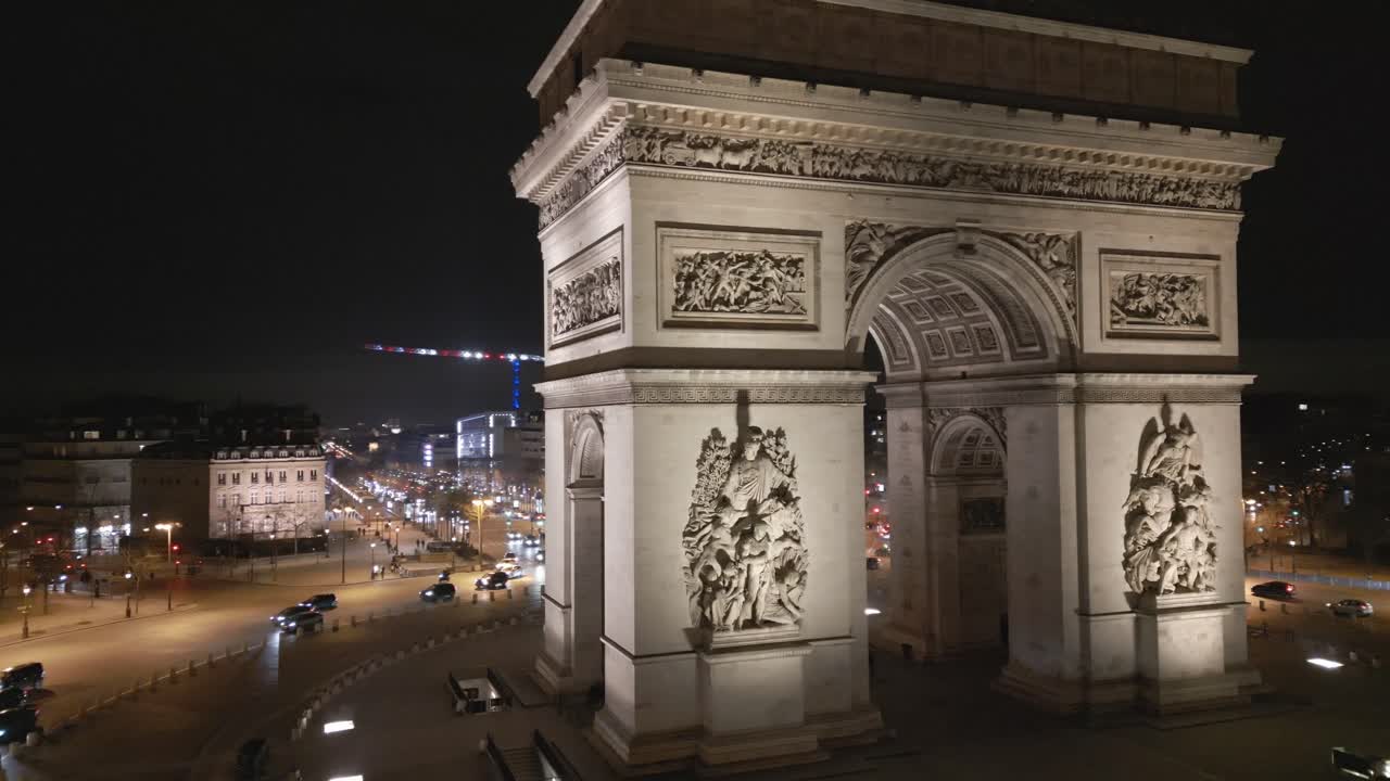 drone en órbita alrededor del arco del triunfo con tour eiffel iluminado en el fondo, parís de noche, francia