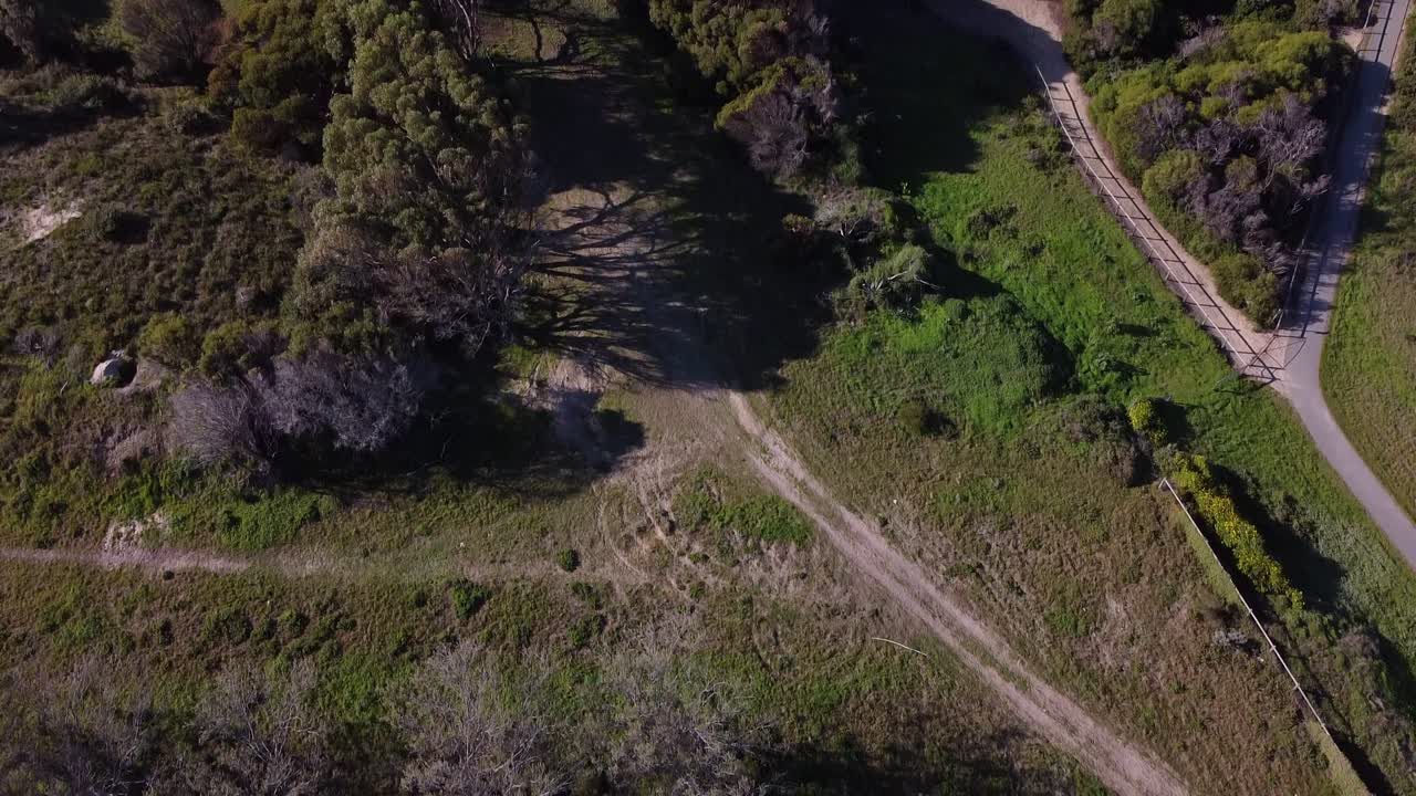 vista inclinada hacia abajo sobre el viejo parque de caravanas quinns rocks que muestra tierras en desuso con huellas de neumáticos