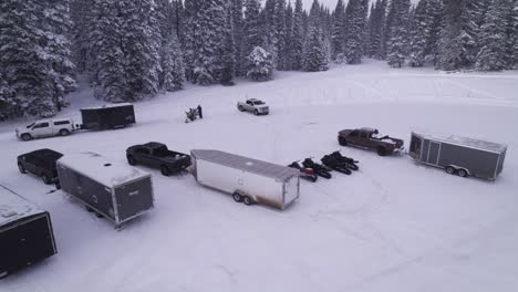 Espectáculo-De-Drones-De-Estacionamiento-De-Montaña-De-Motos-De-Nieve