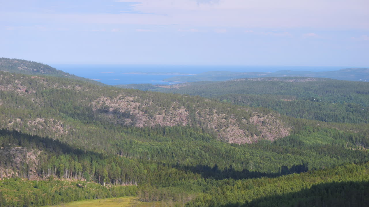 높은 해안 풍경 위로 이동하는 구름 그림자의 시간 경과