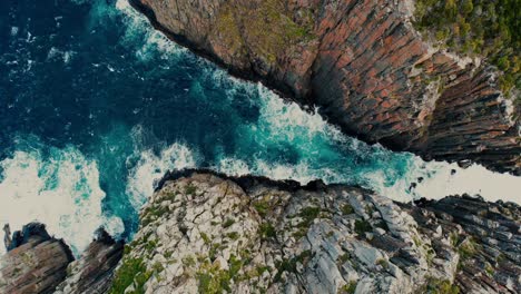 Cabo-Hauy-Drone-Vista-Del-Mar-Entre-Acantilados-En-Tasmania,-Australia