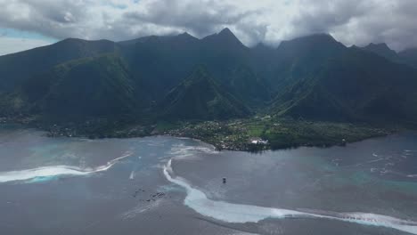 teahupoo costera tahiti vista aérea de drones perspectiva polinesia francesa arrecife de coral olas de ruptura montañas océano pacífico canal barcos nublado soleado nuevo juez torre punto faremahora paso havae estático