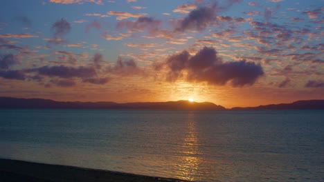 timelapse del atardecer en una isla tropical