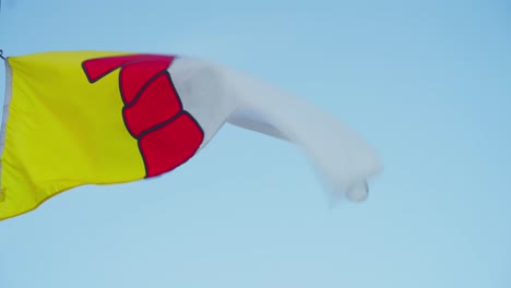 la bandera nunavut volando en la brisa fría