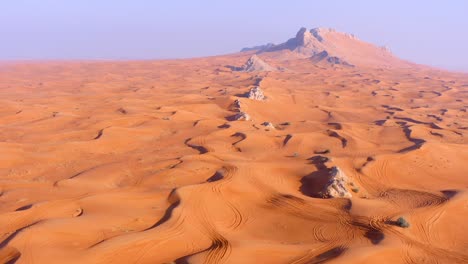 imágenes de drones en 4k, vista aérea de la meseta de rocas fósiles en el desierto de mleiha con ondas de arena, paisaje geológico de la esfinge en las dunas de arena del desierto en los emiratos árabes unidos, videos de drones
