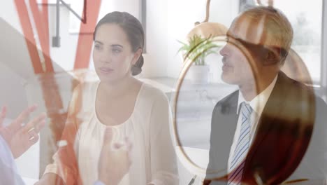 video compuesto de despertador contra diversos empresarios discutiendo juntos en la oficina