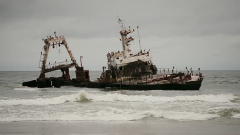 un naufragio oxidado en una playa