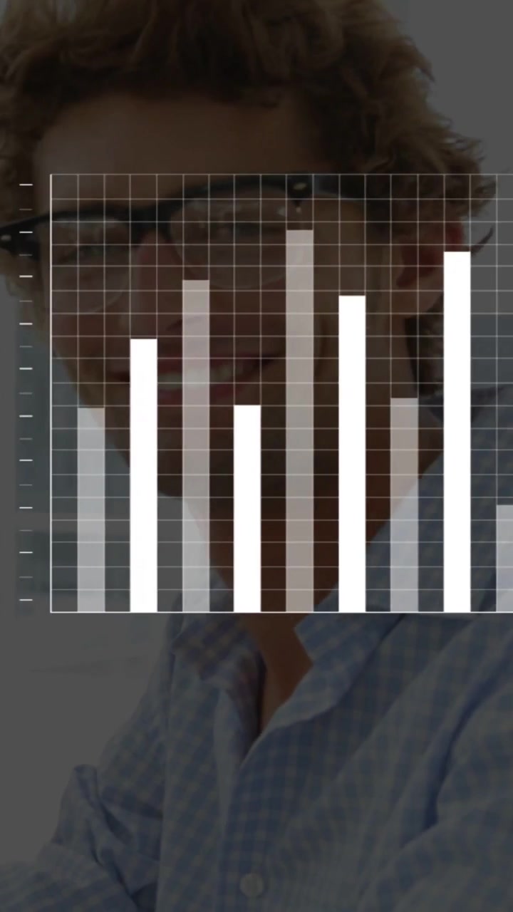 Video verticale: Uomo e donna a una scrivania, barra di avanzamento che appare, barre che crescono sui busti per il business.