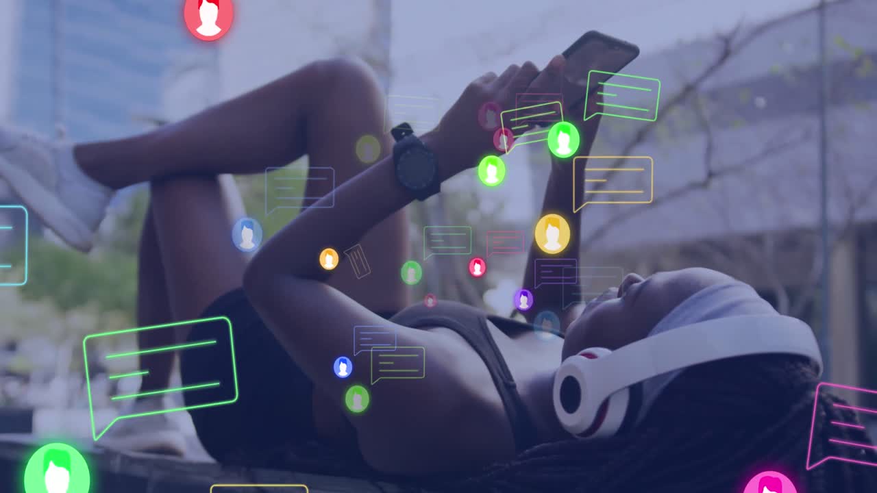 animación de las reacciones de las redes sociales sobre una mujer afroamericana en forma con auriculares y teléfono inteligente