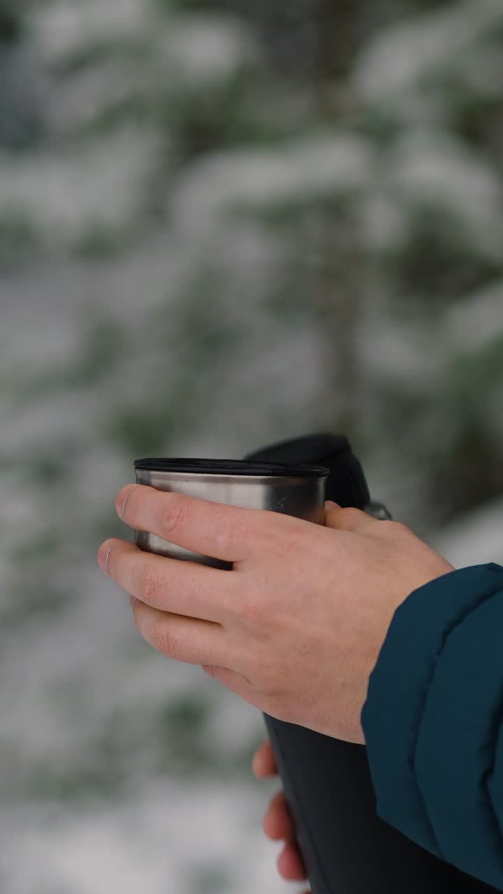 persona que bebe al aire libre