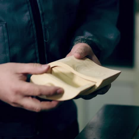 hombre usa una sierra eléctrica para cortar tablas de madera