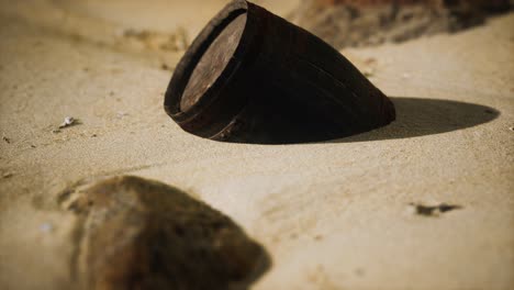 viejo barril de madera en la playa