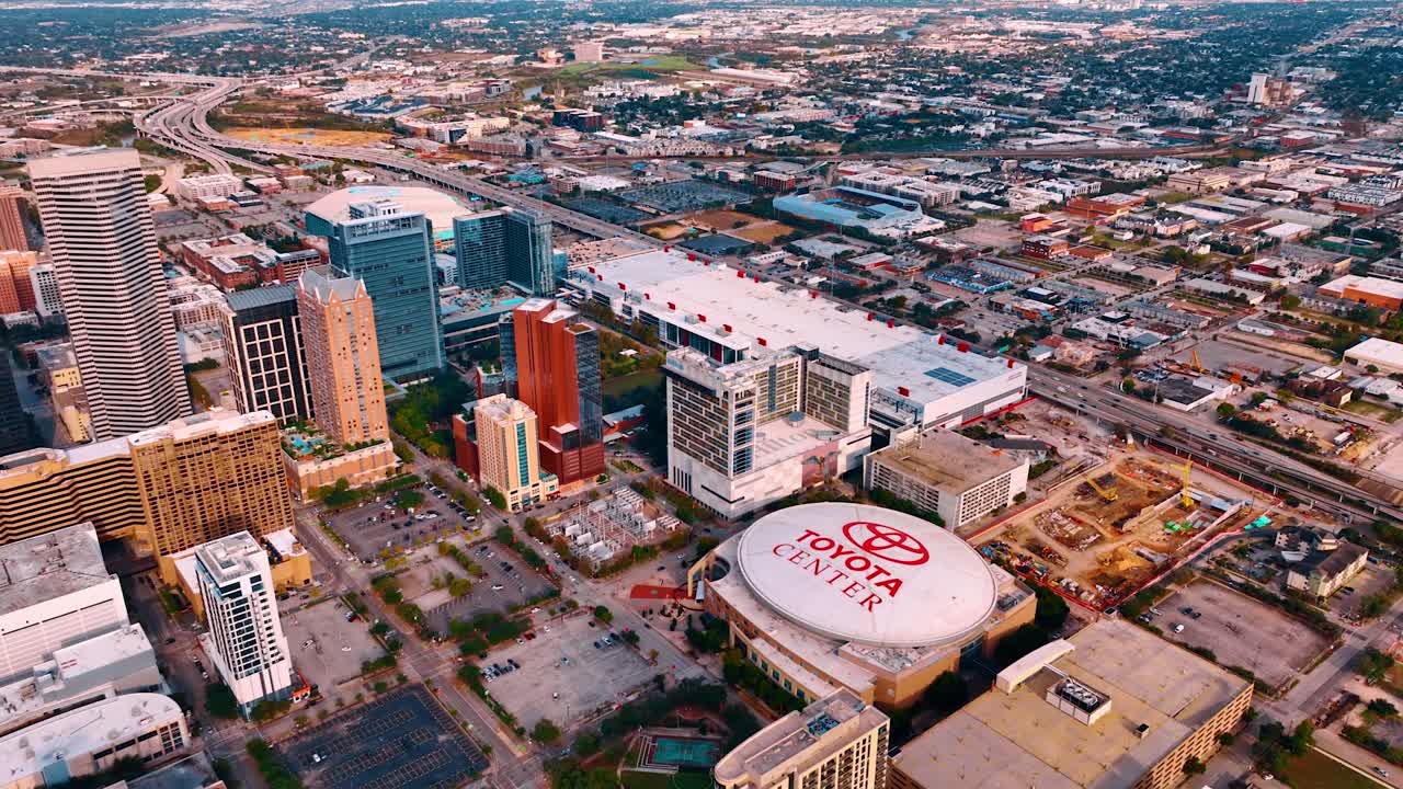 Houston, Hoa Kỳ, 24 tháng 11 năm 2025: Toàn cảnh từ trên cao trung tâm Houston với khu liên hợp thể thao. Quang cảnh rộng lớn các khu phố, một đấu trường hình tròn và cơ sở hạ tầng đường cao tốc ở xa dưới ánh sáng ấm áp của buổi chiều.