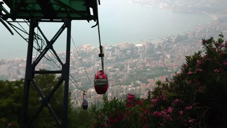 teleférico que opera en jounieh, líbano
