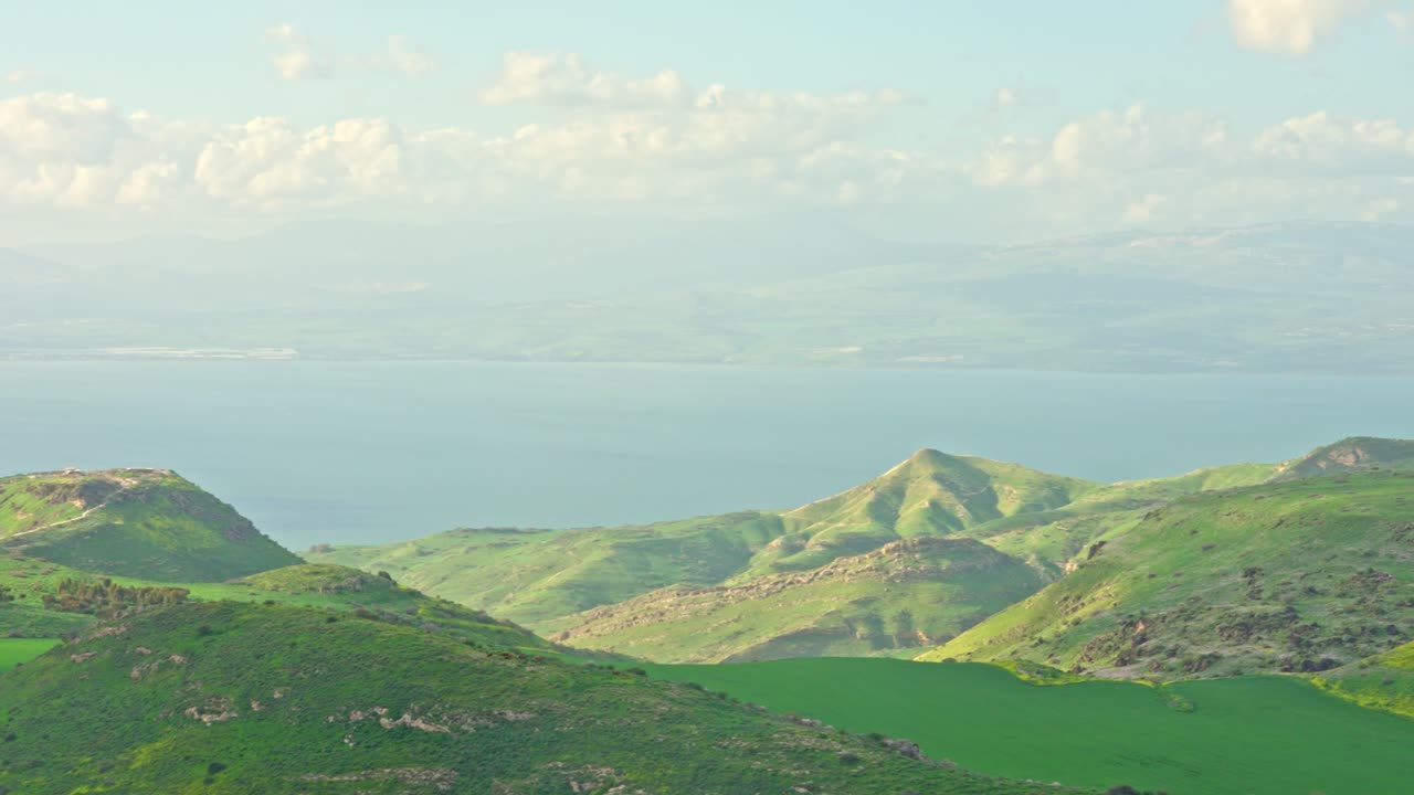 Un panorama invernale delle Alture del Golan con nuvole e il Mare di Galilea nella valle