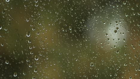 gotas de lluvia en las ventanas clima tormentoso