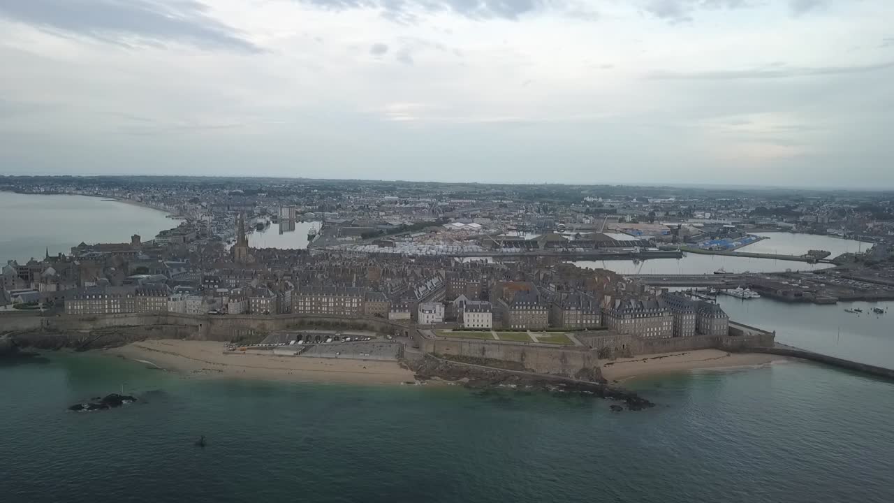 Riprese con drone di Saint Malo, IntraMuros - Bretagna, Francia.