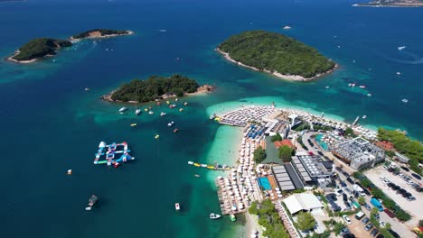 Islas-Ksamil,-Albania:-Paisaje-Aéreo-De-Belleza-Del-Mar-Jónico-Meridional,-Vista-Del-Paraíso-Desde-Un-Dron