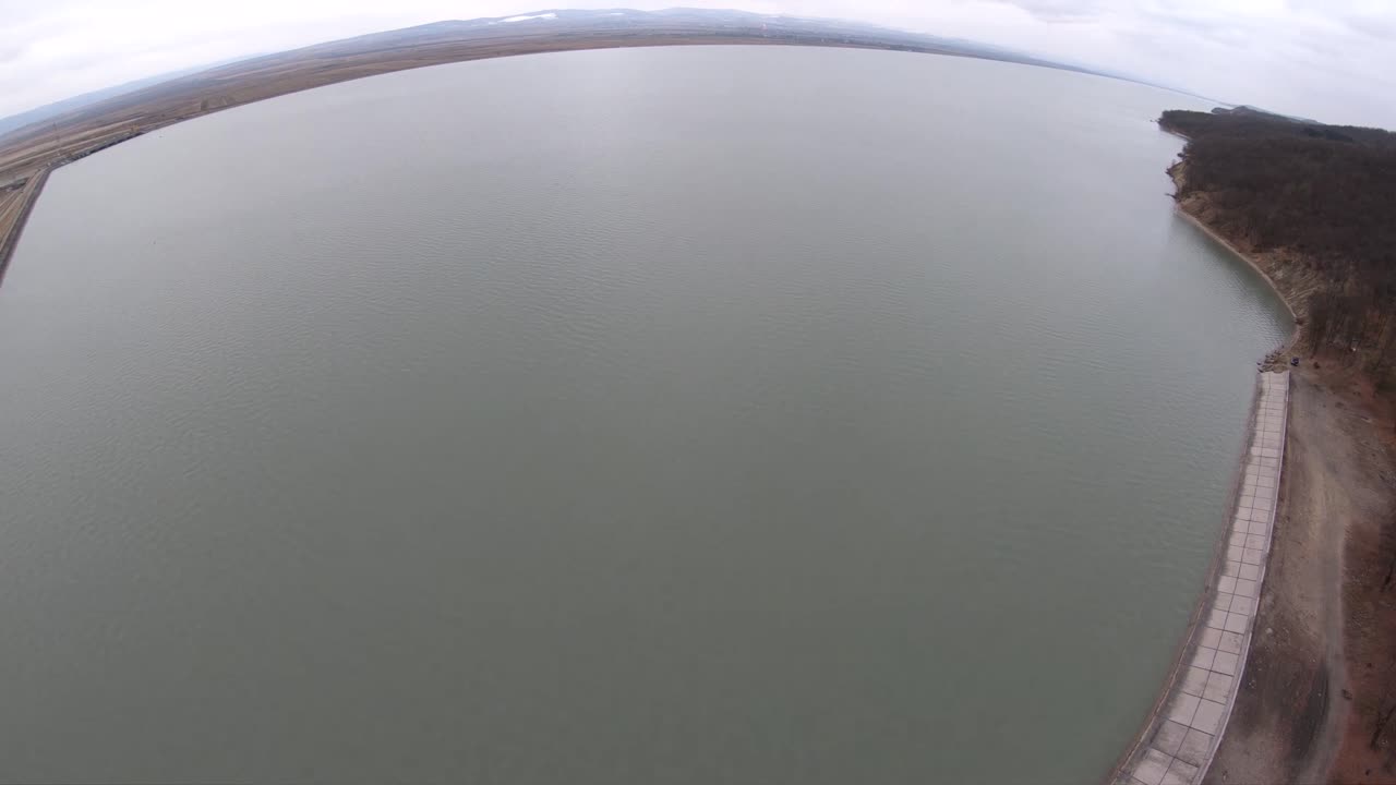 강 위로 날아가는 드론