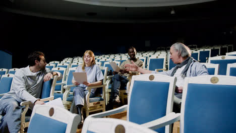 gente en el teatro antes del ensayo